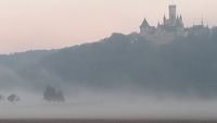Blick auf die Marienburg im Nebel
